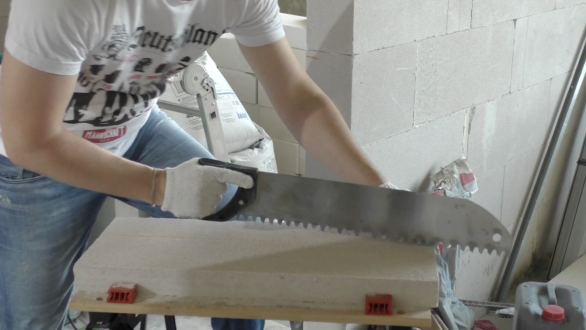 3. Распил. Сначала стараюсь пилить вдоль материала, углубляя ямку