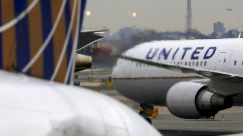  Такси самолета United Airlines в международном аэропорту Ньюарк Либерти. Файл изображения