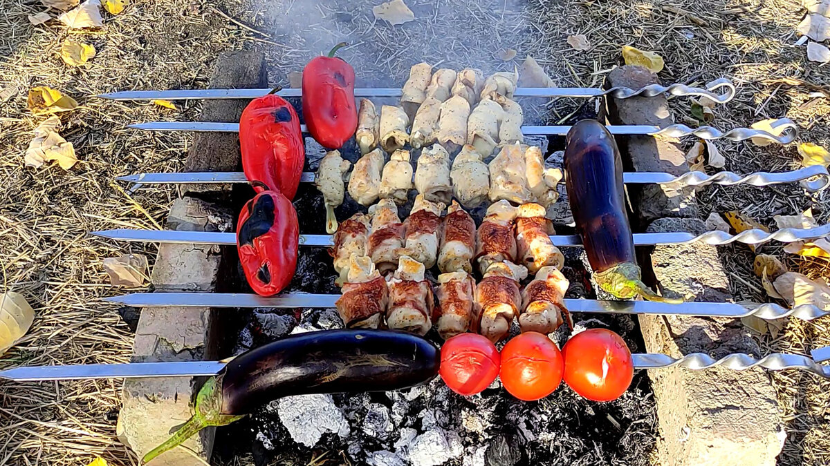 Шашлык из курицы с беконом и сыром