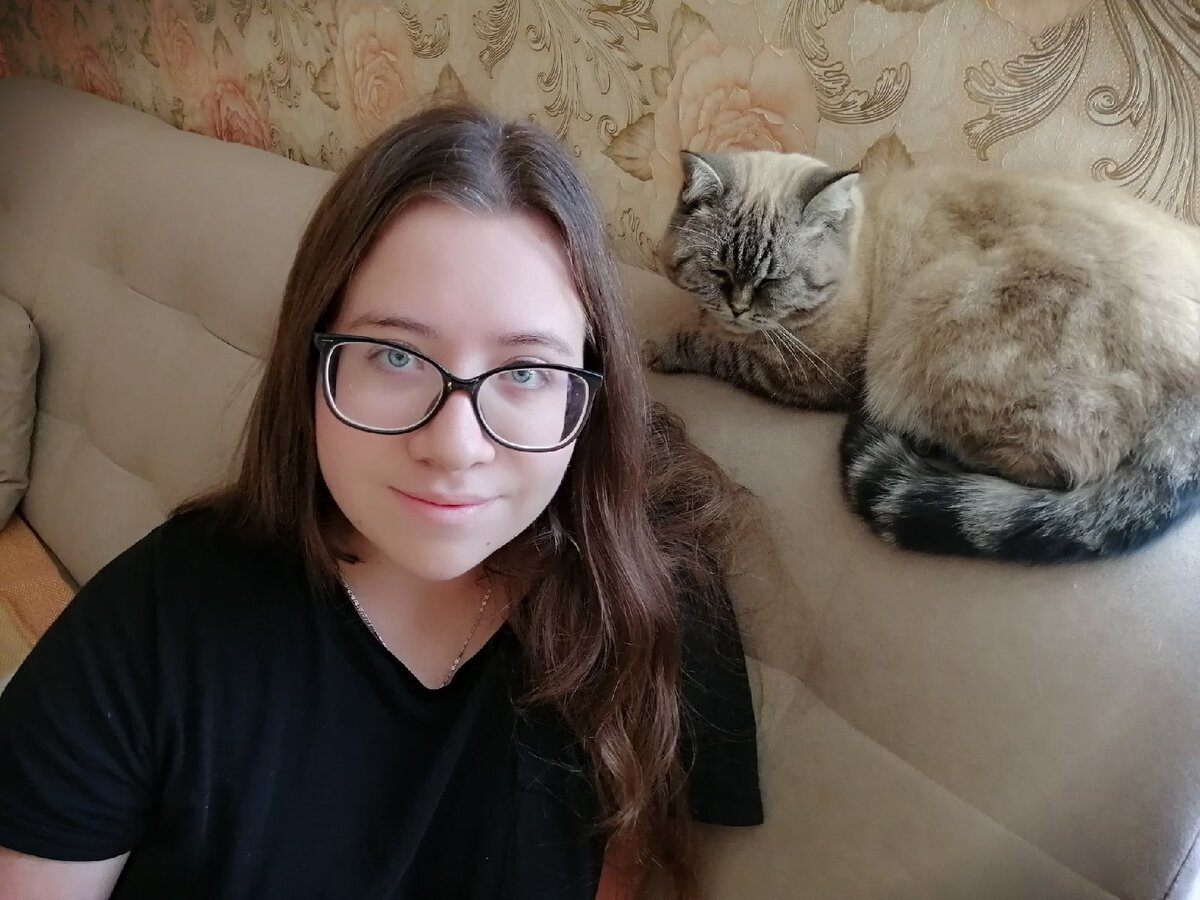 Лилька сзади сидит недовольная