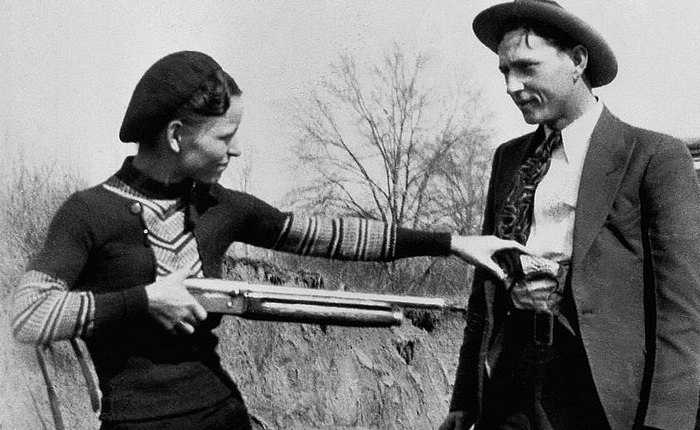 Самыми известными и романтизированными преступниками в истории Америки были, пожалуй, Бонни Паркер и Клайд Бэрроу – молодая пара из Техаса. Они стали известны в начале 1930-х, а их имена во время Великой депрессии были синонимами шика и беспредела. Их жизнь была похожа на увлекательный вестерн, где женщины курят сигары и размахивают винтовками, а мужчины грабят банки и угоняют шикарные автомобили. Правда, для Бонни и Клайда фильм под названием жизнь оказался весьма непродолжительным. В нашем обзоре 13 малоизвестных фактов об этой кровожадной парочке.Бонни Паркер и Клайд Бэрроу.
