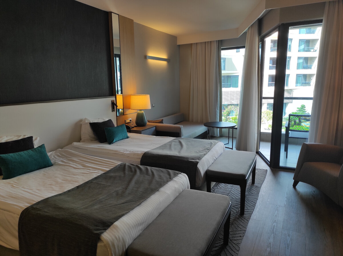 Наш номер с боковым видом на море. Фото из архива автора