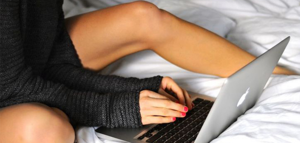 Ну чем не мечта зарабатывать деньги лёжа в кровати с ноутбуком?