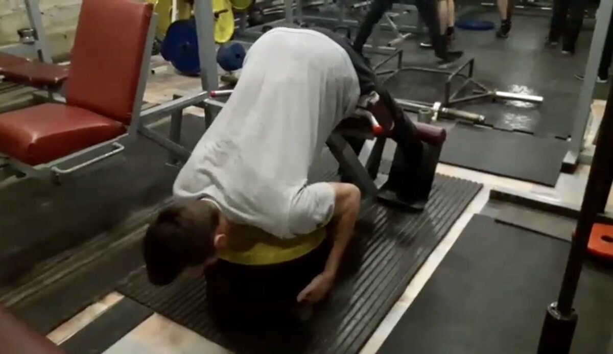 Выполнение гиперэкстензии с весом 90кг