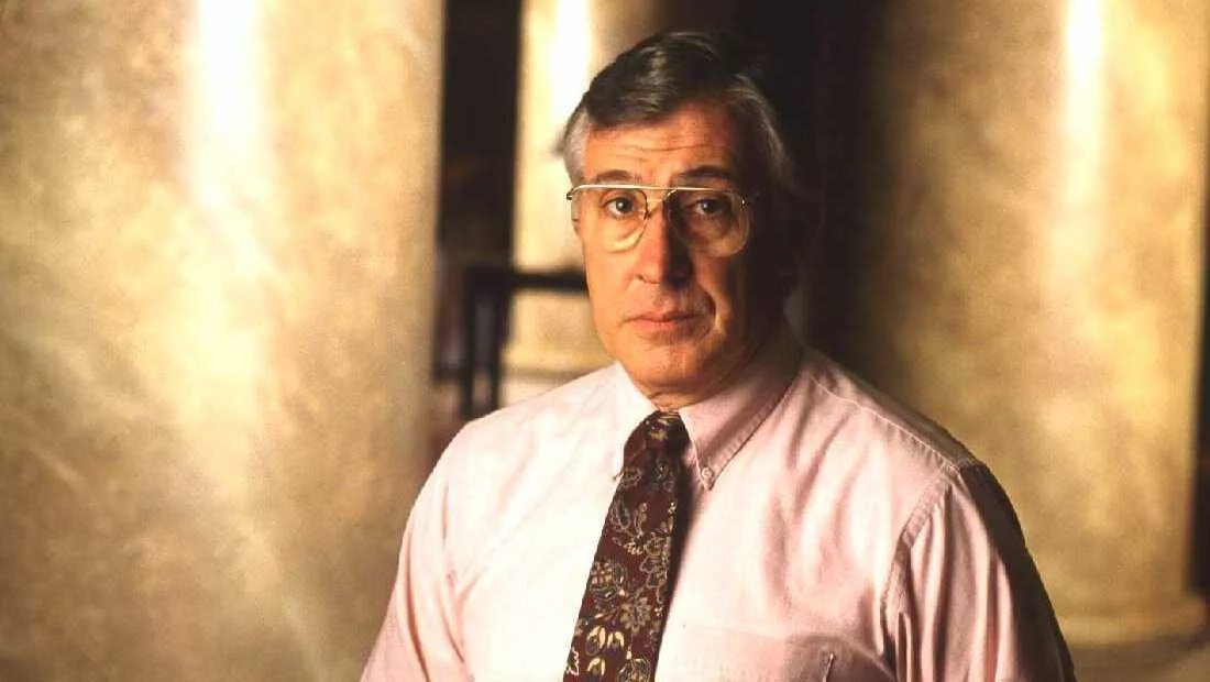 Роберт Ресслер. Его называют американским Шерлоком Холмсом конца 20-го века. Работая исключительно с помощью дедуктивного метода, имея на руках протоколы расследования и фотографии с места преступления, он по крупицам воссоздавал внутренний и внешний облик убийцы. Введя в криминологию понятие «серийный убийца», изучая «как» и «почему», он в итоге выяснял «кто». Свыше 30 монстров, чьи злодейства пугали своей изощрённостью и извращённостью, были задержаны и переданы в руки правосудия благодаря его таланту составления психологического портрета «модус операнди».