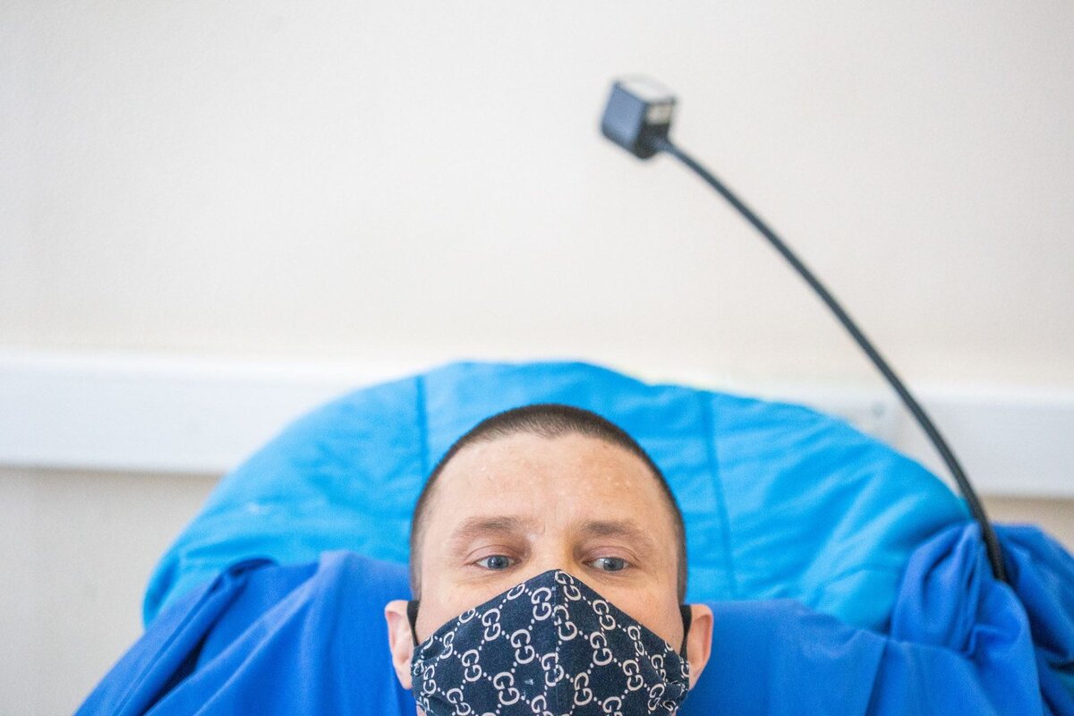 Сергей проходит процедуру диализа. Фото: Антон Климов