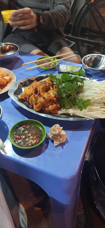 Тарелка с овощами и сырым мясом