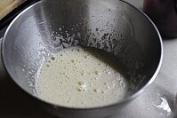 Сперва следует взбить до пышной пены ваниль с мёдом и яйцом. Масса должна быть воздушной и легкой.