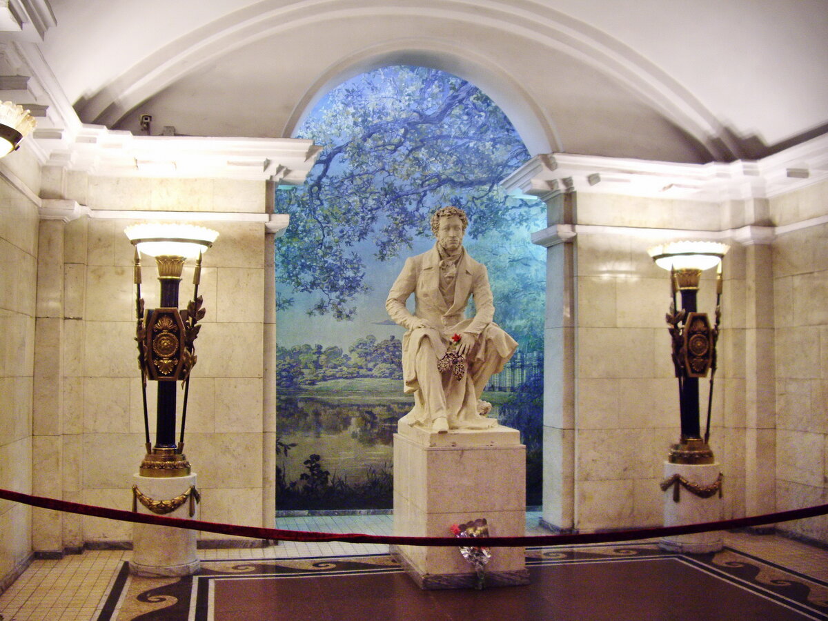 СПб, метро "Пушкинская", собств. фото 13.08.2008.