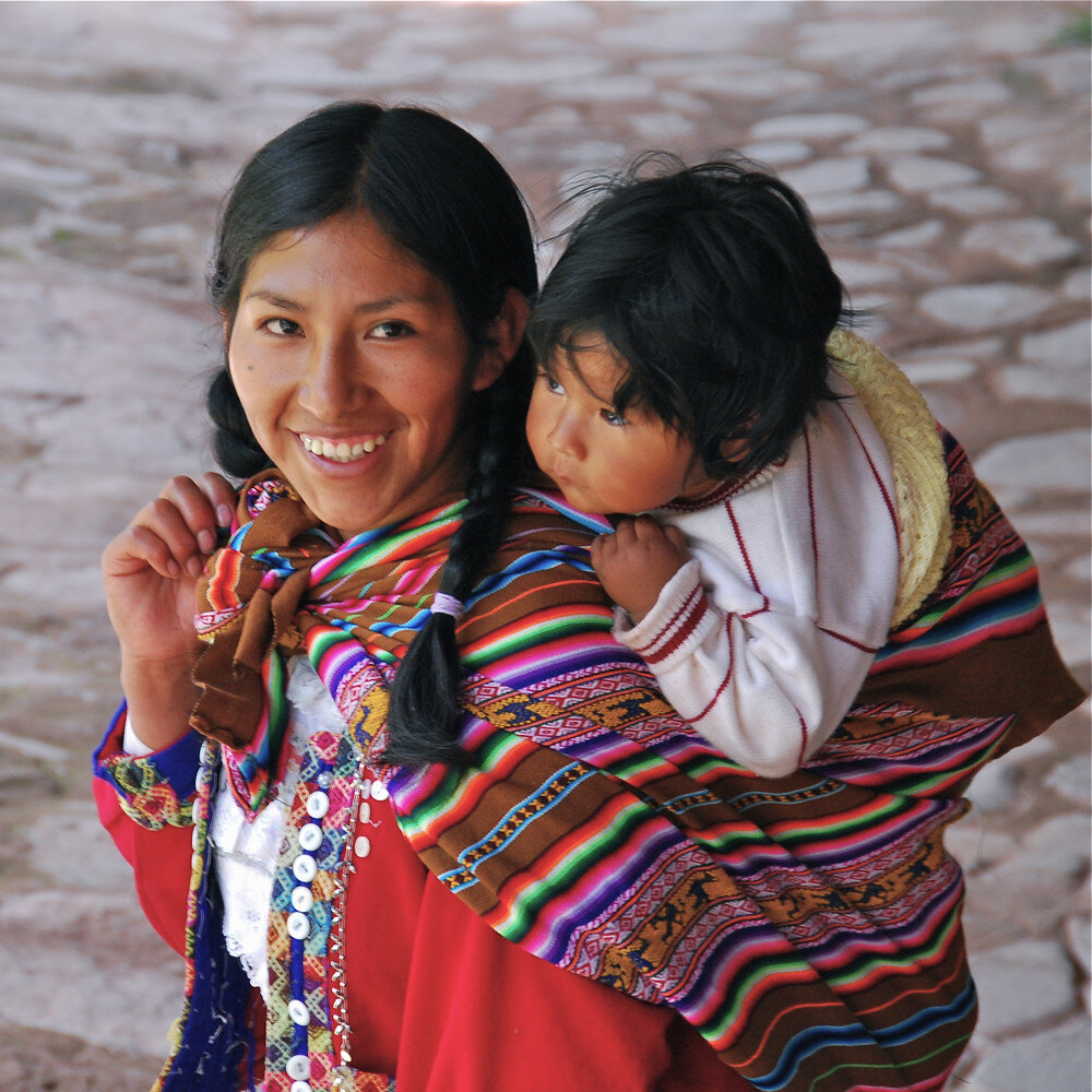 Здравствуйте,читатель! Вас встретят лучезарной улыбкой,как только вы прилетите в Латинскую Америку. Буквально на таможне  вам улыбнутся и вы почувствуете неподдельное гостеприимство. Кажется сам бог повелел каждому из индейцев не передавать свое плохое настроение ближнему. А уж если вы спросили как пройти на ту или иную улицу,вам не только расскажут,но и отведут. Путешествуя по Эквадору с 2010 года я ни разу не встретила здесь угрюмого человека. Будто бы и нет негативных людей совсем. Проблем у них как и в любой другой стране предостаточно. Но ни в устной ,ни в письменной форме в интернете они не обидят другого человека ни одним колким словом. Вот уж чего нам не хватает. В комментариях к своим статьям я уже набралась " ласковых слов", как собака блох. Свою депрессию люди изливают на других. А ведь она бумерангом вернётся. Смотрите и учитесь у людей с другого континента.