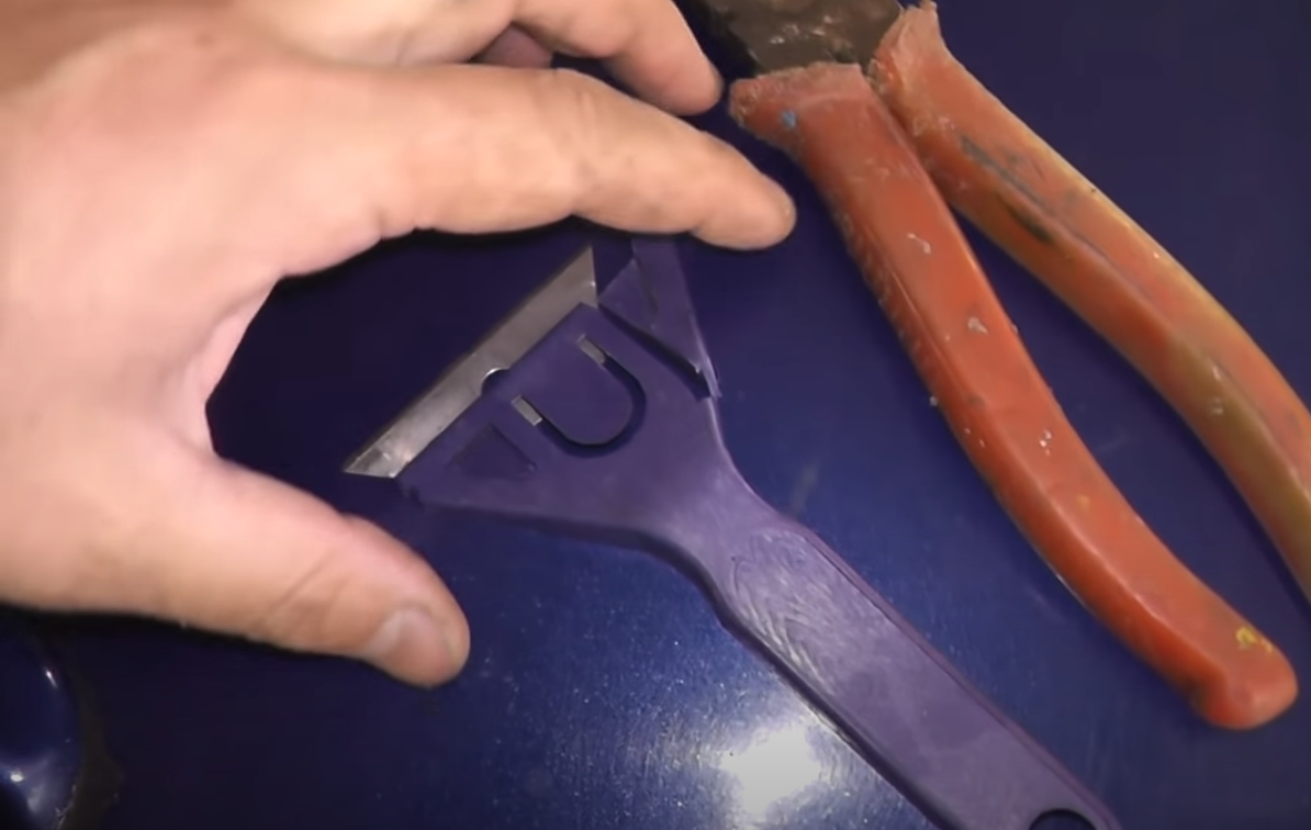 По простому, это скребок с лезвием, как у канцелярского ножа.