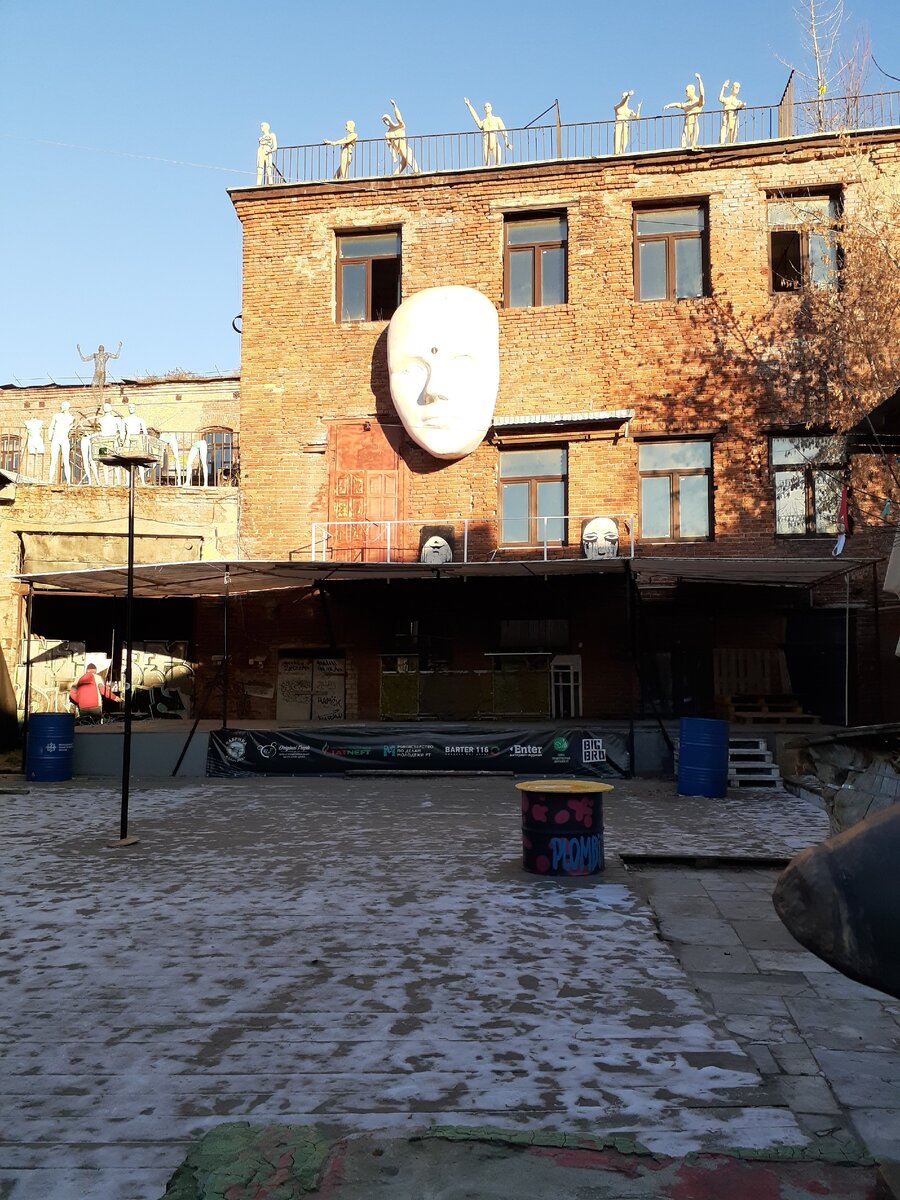 Визитная карточка фабрики Алафузова - это огромное лицо там не одно, и на входе такое же.