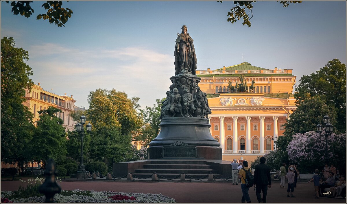 Памятник Екатерине II на площади Островского