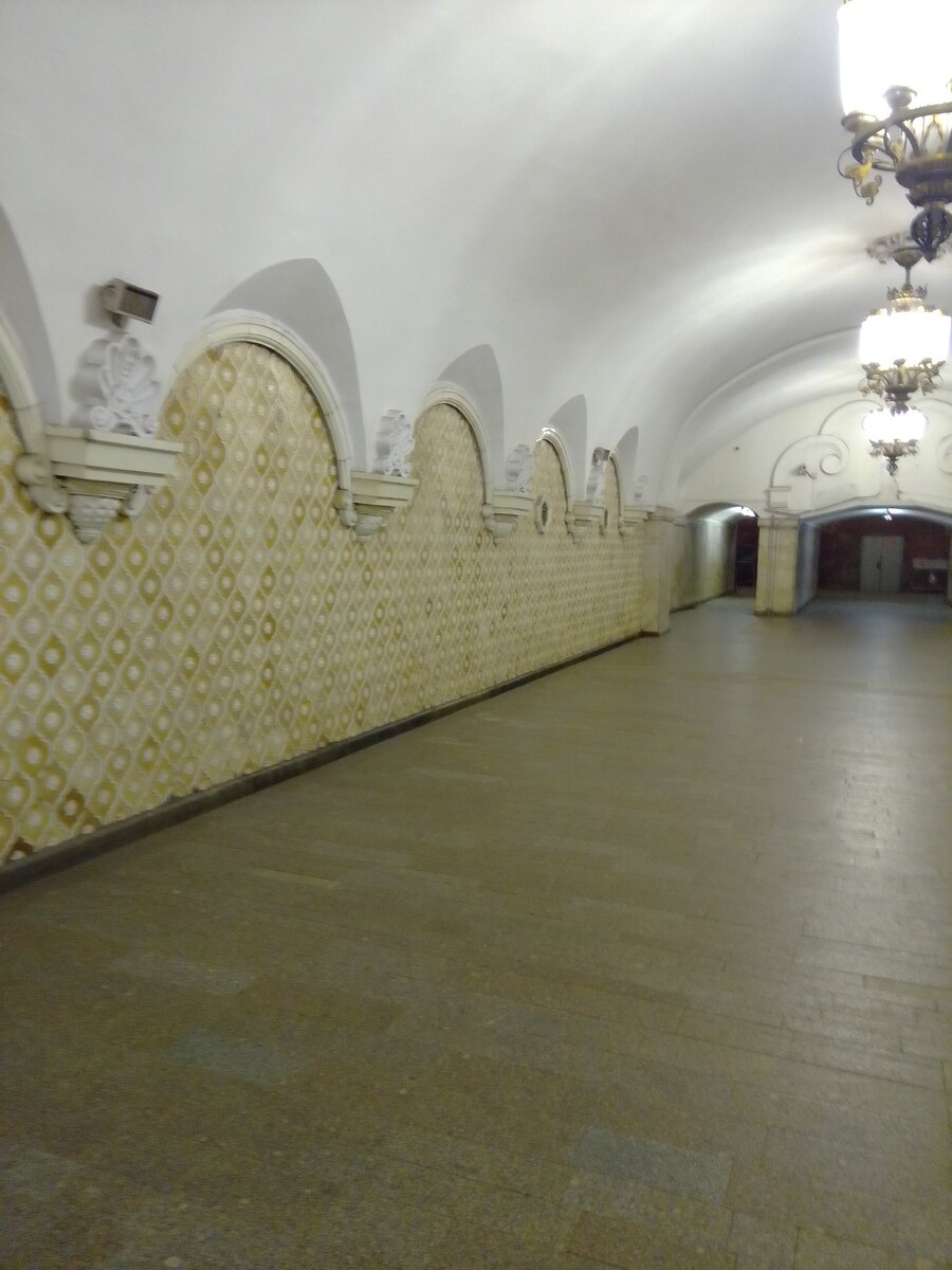 Станция Московского метро «Комсомольская - кольцевая». Переход.