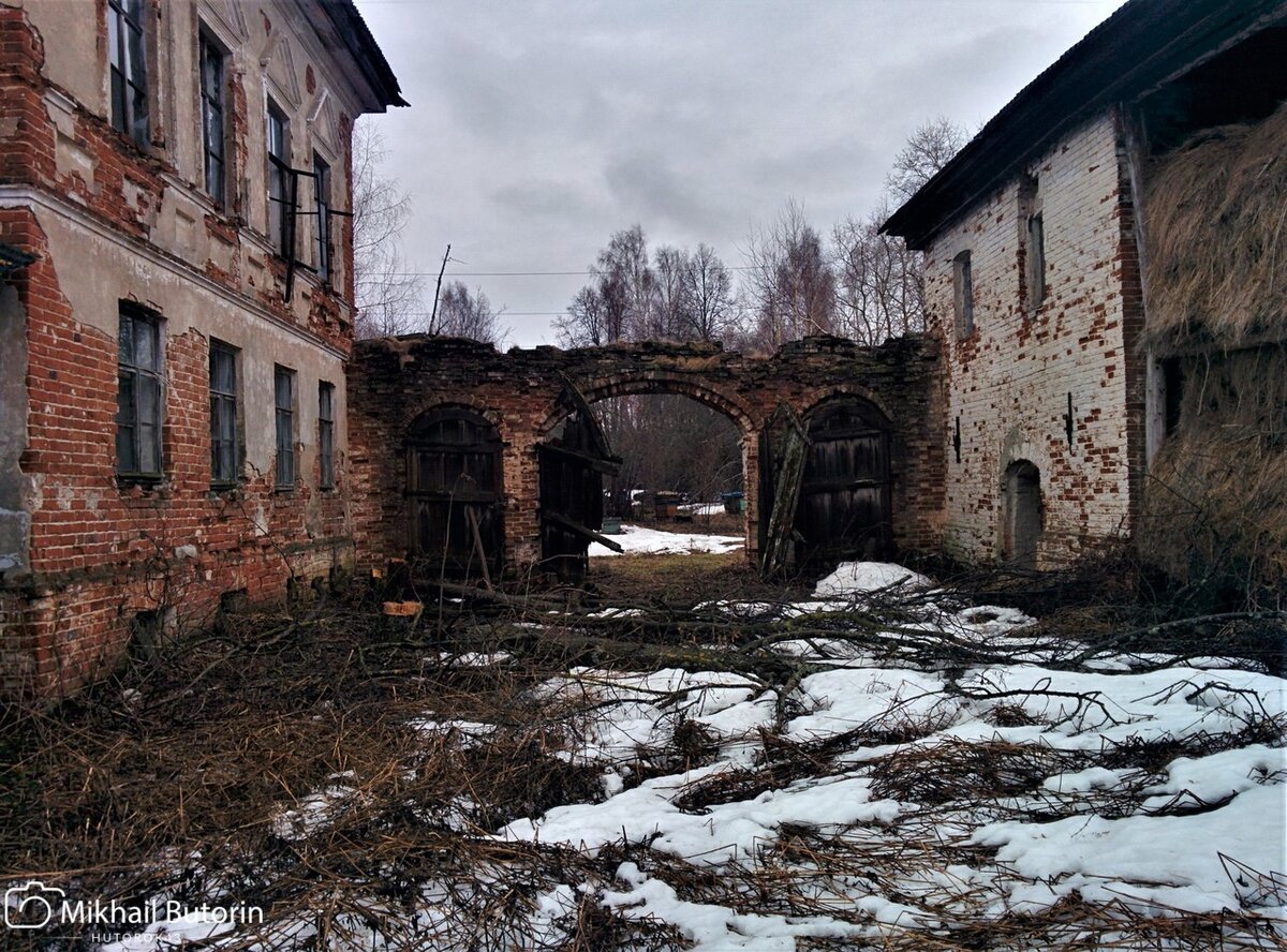 Во дворе дома.