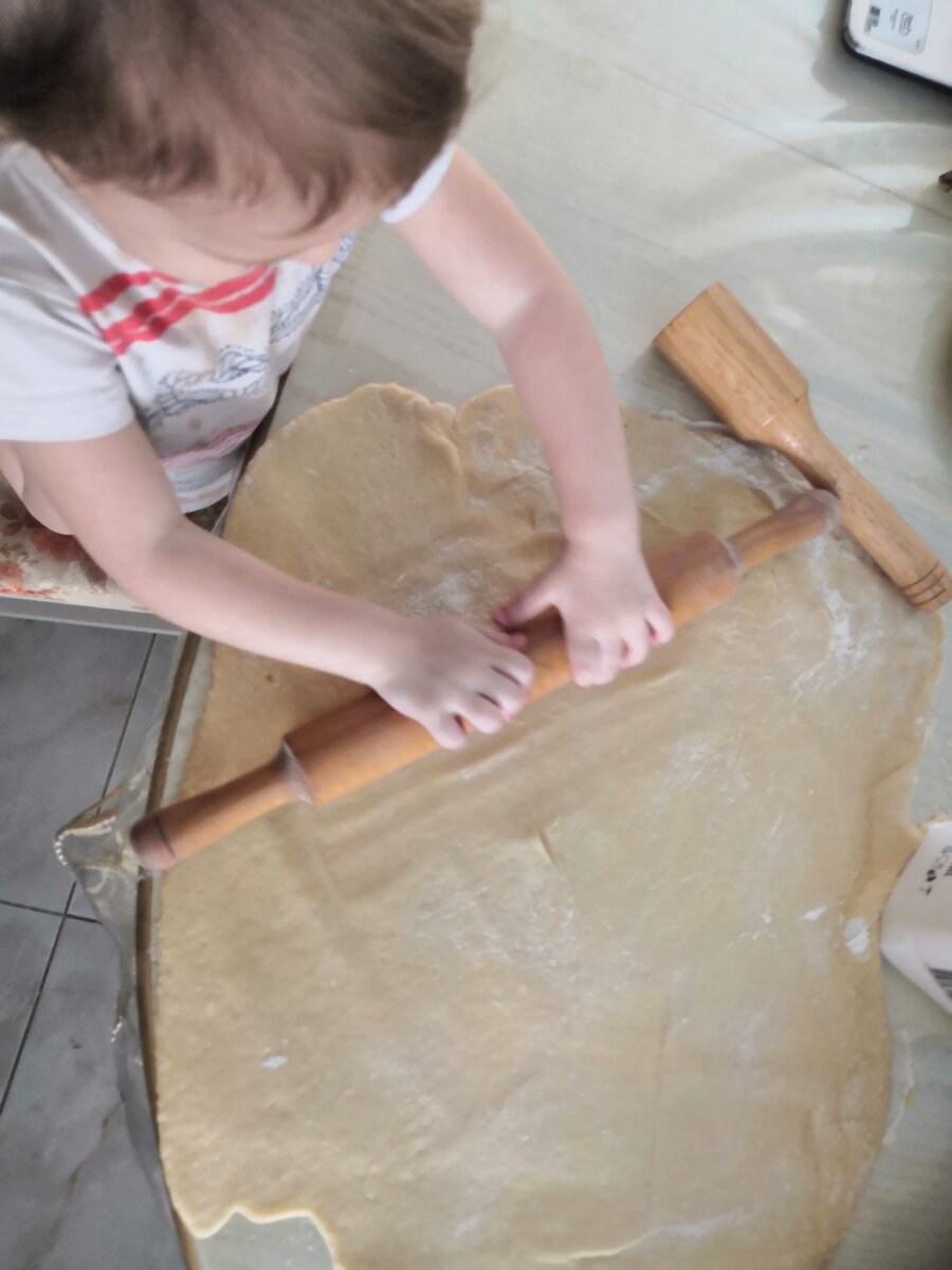 Дочь помогает тесто катать