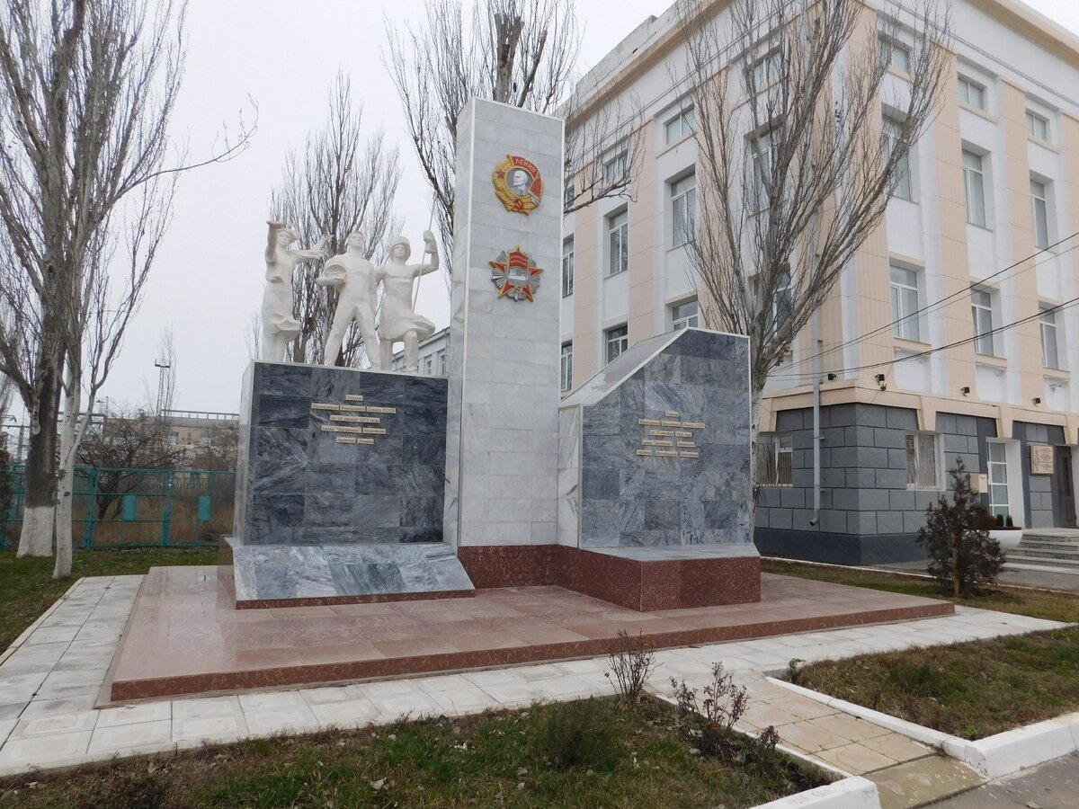 Монумент первостроителям завода