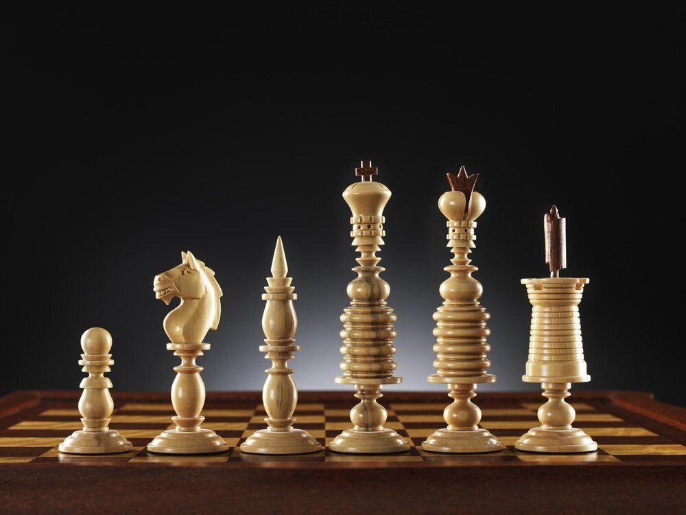 Шахматные фигуры в стиле "барлейкорн"