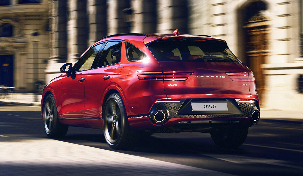 Выглядящий сейчас так же горячо, как и любой компактный роскошный внедорожник на рынке, первый в истории Genesis GV70 появится на выставочных площадках в этом году в качестве модели 2022 года. В то время как Genesis держала в секрете дату продажи и цены на свой второй внедорожник после более крупного GV80, точно известно, что будут доступны два варианта двигателей. Но самый новый представитель роскошного корейского бренда имеет довольно жесткую конкуренцию, которая включает в себя Audi Q5, BMW X3 и Volvo X60. 