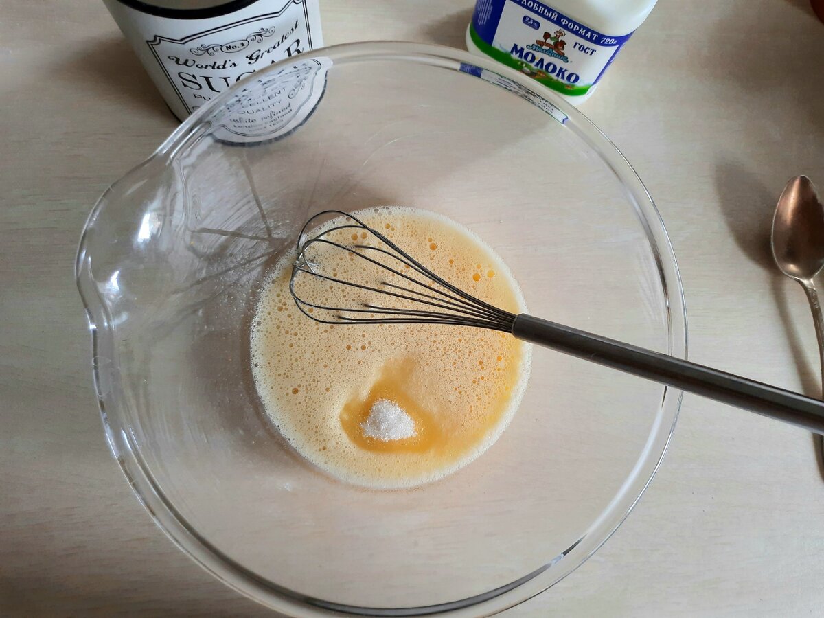 взбиваем яйцо, сахарку туда