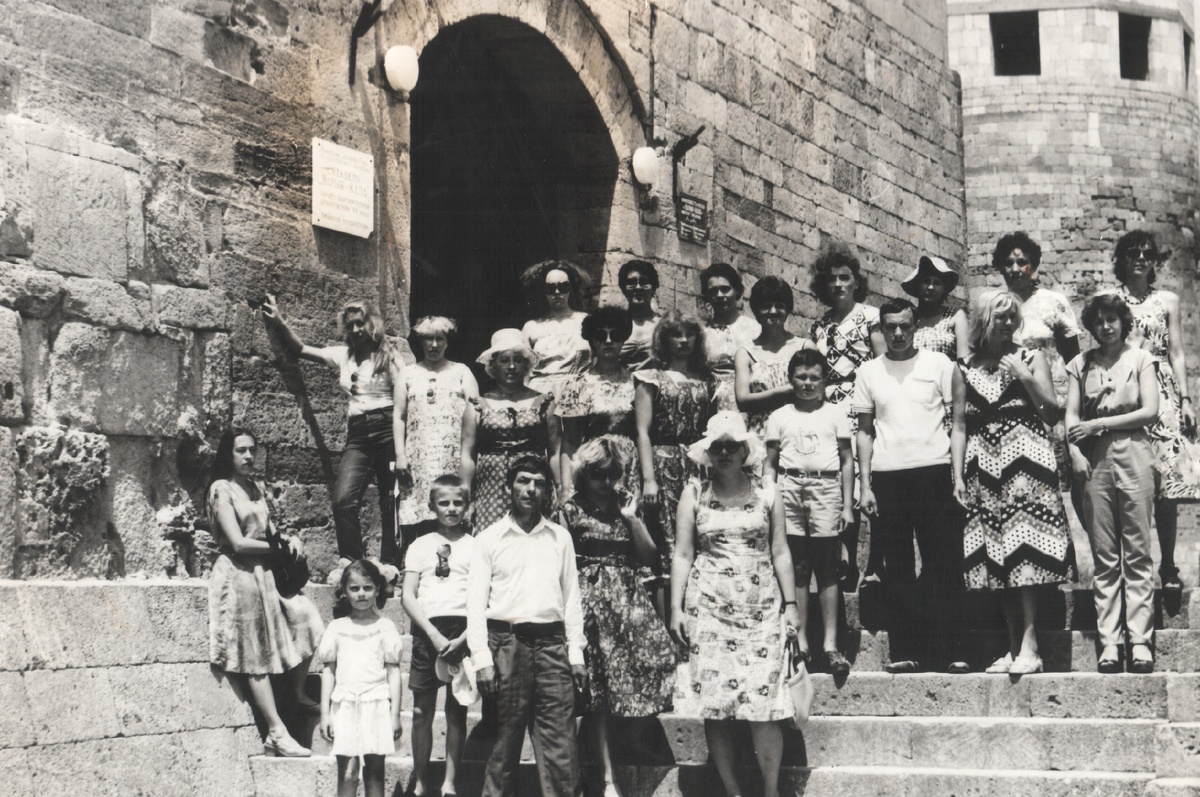 А на этом фото есть я. Дагестан. Дербент. На фотографии учителя и их дети.