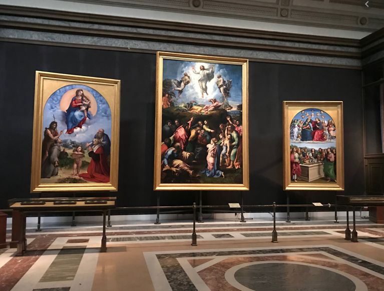 Картины Рафаэля Санти в пинакотека Ватикана слева направо "Мадонна Ди Фолиньо", "Преображение Господне", Коронация Девы Марии на небесах".