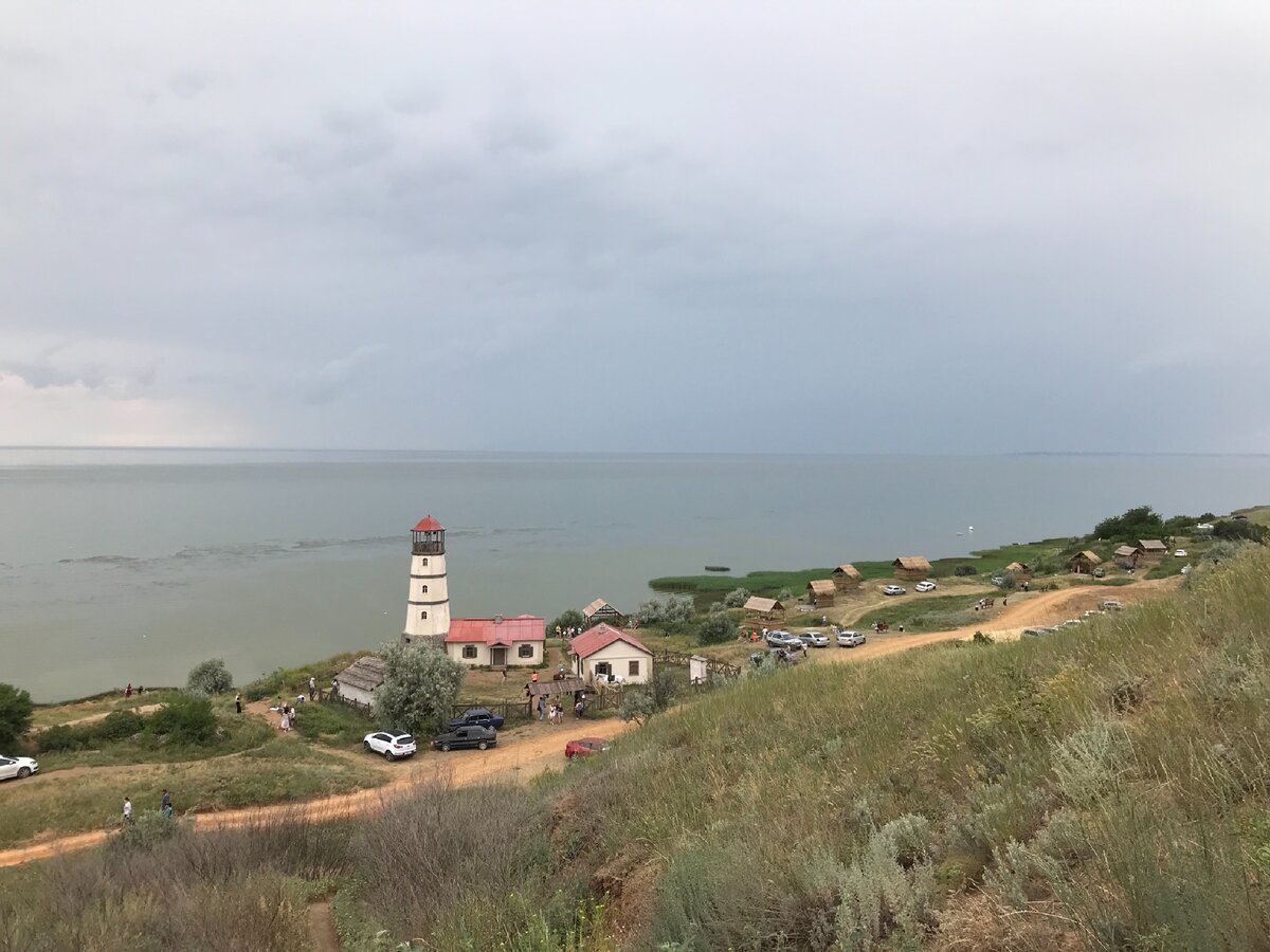 Вид на маяк и Таганрогский залив