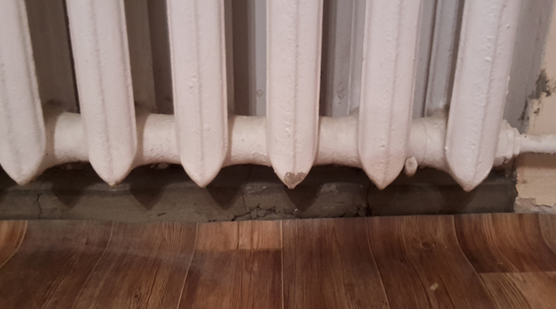 Залил, иначе бы пыль скопилась за плинтусом