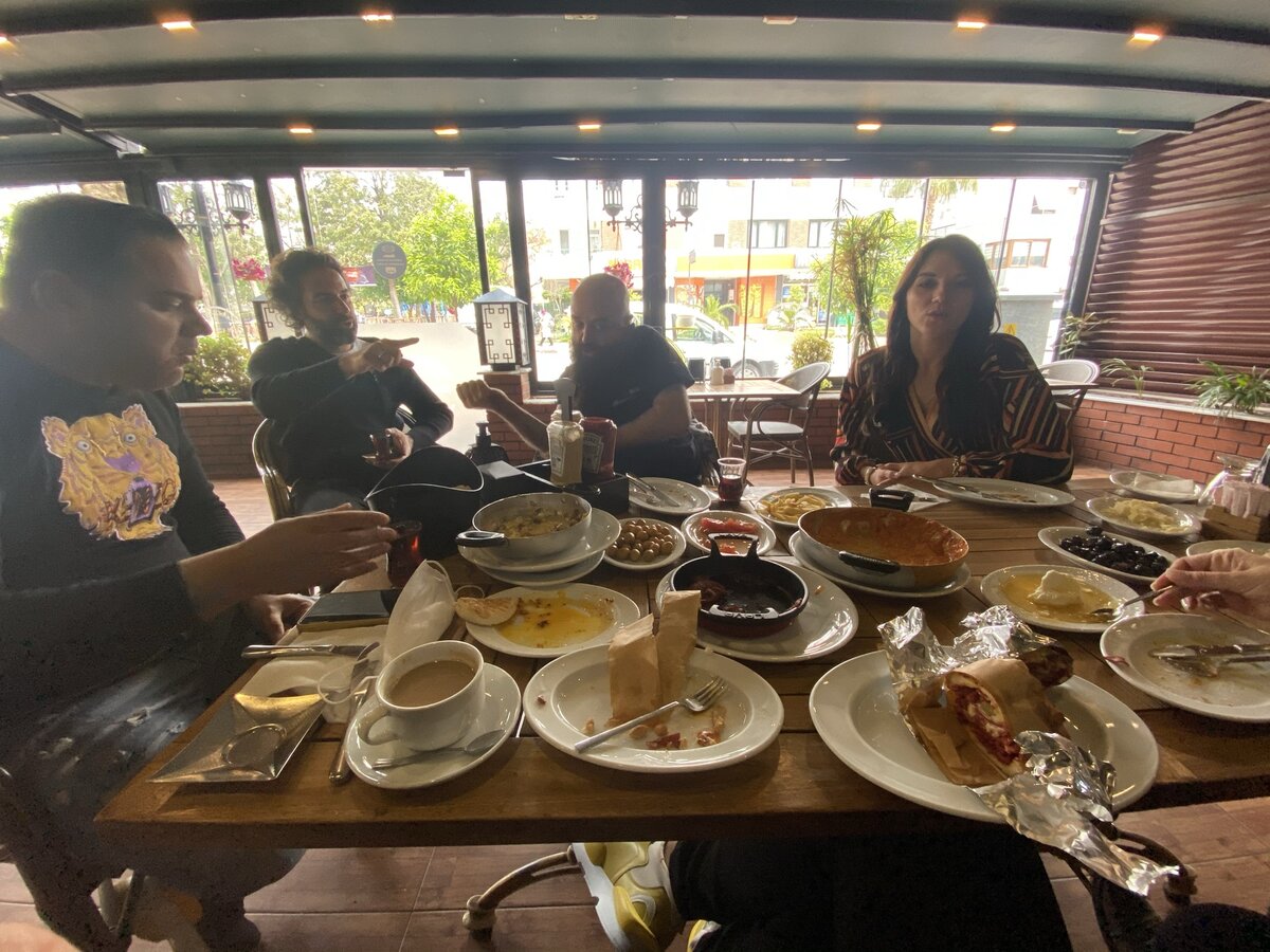 В ресторане со своей подругой, которая живет в Анталии уже 13 лет, и её друзьями-турками.