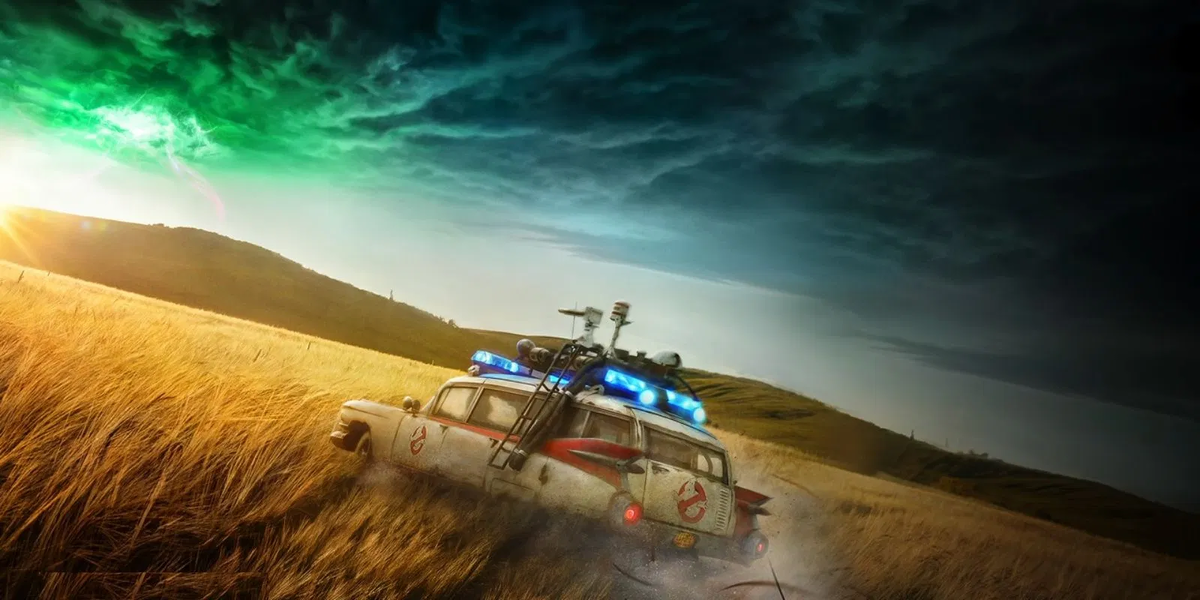 Мать-одиночка с двумя детьми-подростками селится на старой ферме в Оклахоме, полученной в наследство от отца, которого она не знала. Дети пытаются больше узнать о своем деде и находят автомобиль Ecto-1, принадлежавший знаменитым охотникам за привидениями. 