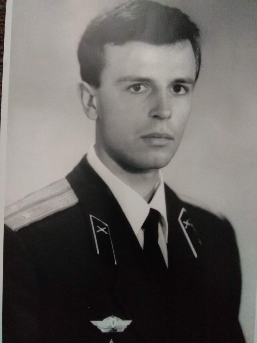1988 год Западная Группа Войск Олимпишесдорф (7 км от Западного Берлина) 
Я - молодой бравый лейтенант, только что приехавший на место службы, принявший ракетную технику ... и тут же назначенный "в нагрузку" и.о. начальника по физподготовке бригады вместо уехавшего в отпуск майора Бута

В субботний вечер в бригаду приходит телефонограмма с напоминанием об армейских соревнованиях гиревиков, которые должны состоятся... в воскресенье ... и о которых майор забыл 🙉

Тут же вызванный "на ковер" к замкомбригу, я хлопал глазами и пытался понять, что от меня хотят

-- Лейтенант, завтра утром ты должен быть в Эберсвальде с командой гиревиков, выписывай проездные и... возвращайтесь с победой, - улыбался замкомбриг
-- Товарищ подполковник, прошу прощения, все на загрузке эшелона... в расположении бригады никого нет

-- Та мне пох@р, лейтенант... Бригада должна занять призовое место... 
А если просрете - поедешь обратно в Союз!!! В 24 часа!!! ,- голос п/ п-ка Станковича набирал децибелы ... 
И мне дважды пох@р, ,что ты второй день в должности.

😟 У нас нет команды гиревиков... Сейчас 20:00... Завтра в Эберсвальде ( за 200км) в 9:00 начало соревнований.... Mission impossible, -говорил разум.

😉 Утро вечера мудренее, прорвёмся... иди выписывай проездной, - ухмылялось подсознание 

..Я задумчиво сидел в ранней электричке с  большим черным дипломатом, в  котором были "упакованы"  плоские литровые бутылки Smirnoff 
🤔 Нужно будет найти главного судью соревнований, - крутилось в голове... А там "жидкая валюта" должна сделать свое дело

...Попытка договориться с главным судьей провалилась... Его децибелы были погромче, чем у замкомбрига

 -- Лейтенант, поедешь в Союз в 24 часа !!! (где-то я уже это слышал 😊).
-- Не нужно меня Родиной пугать, товарищ полковник...

Он оторопел: Иди переодевайся... Будешь сам гири таскать 😅

Поиски в раздевалке увенчались успехом... 

Синие байковые штаны с растянутыми коленями, красная футболка с декольте, как у Маши Распутиной... и два разных кроссовка 41-го и 42-го размера на мой 43-й 🙉

Но главное мой дипломат был со мной... Я ходил с ним по спортзалу, как адъютант Президента с ядерным чемоданчиком 😅

...До моего  выхода к двум пудовым гирям оставалась пара минут... 

И тут взгляд ракетчика заметил выходящего в туалет вольнягу из спортроты, который судил на крайнем помосте... 

А дальше, как говорится, было делом техники... Четкая такса: 1  литр = 10 под'емов

 Дипломата хватило на 1-е место в моем весе и на командное 3-е - в общем зачёте 🤘

...Ухмылка Станковича после доклада по прибытию: "Ничесе... Далеко пойдешь, лейтенант... Такие офицеры армии нужны".

И мои уроки из этой Истории:

1️⃣ Из любой ситуации есть выход. Будь гибким.
2️⃣ С низами договориться проще. Торговля - это игра.
3️⃣ Из армии при возможности нужно будет валить! Твоя карьера зависит от вышестоящих.

И действительно... через 4 года моя карьера закончилась рапортом и увольнением по сокращению с двадцатью окладами выходного пособия ...которых в эти смутные времена в аккурат хватило на холодильник "Норд" родителям

Впереди меня ждал новый период жизни. - Имиграция.

 Но это уже другая История 😉
