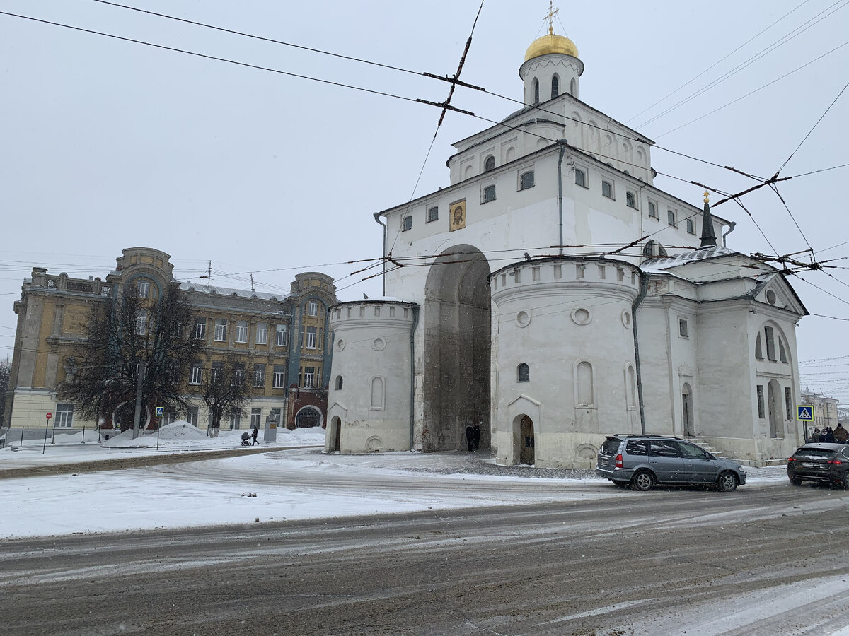 Сейчас Золотые ворота расположены в центре перекрестка с круговым движением. Но подойти к ним очень удобно – со всех сторон есть оборудованные пешеходные переходы