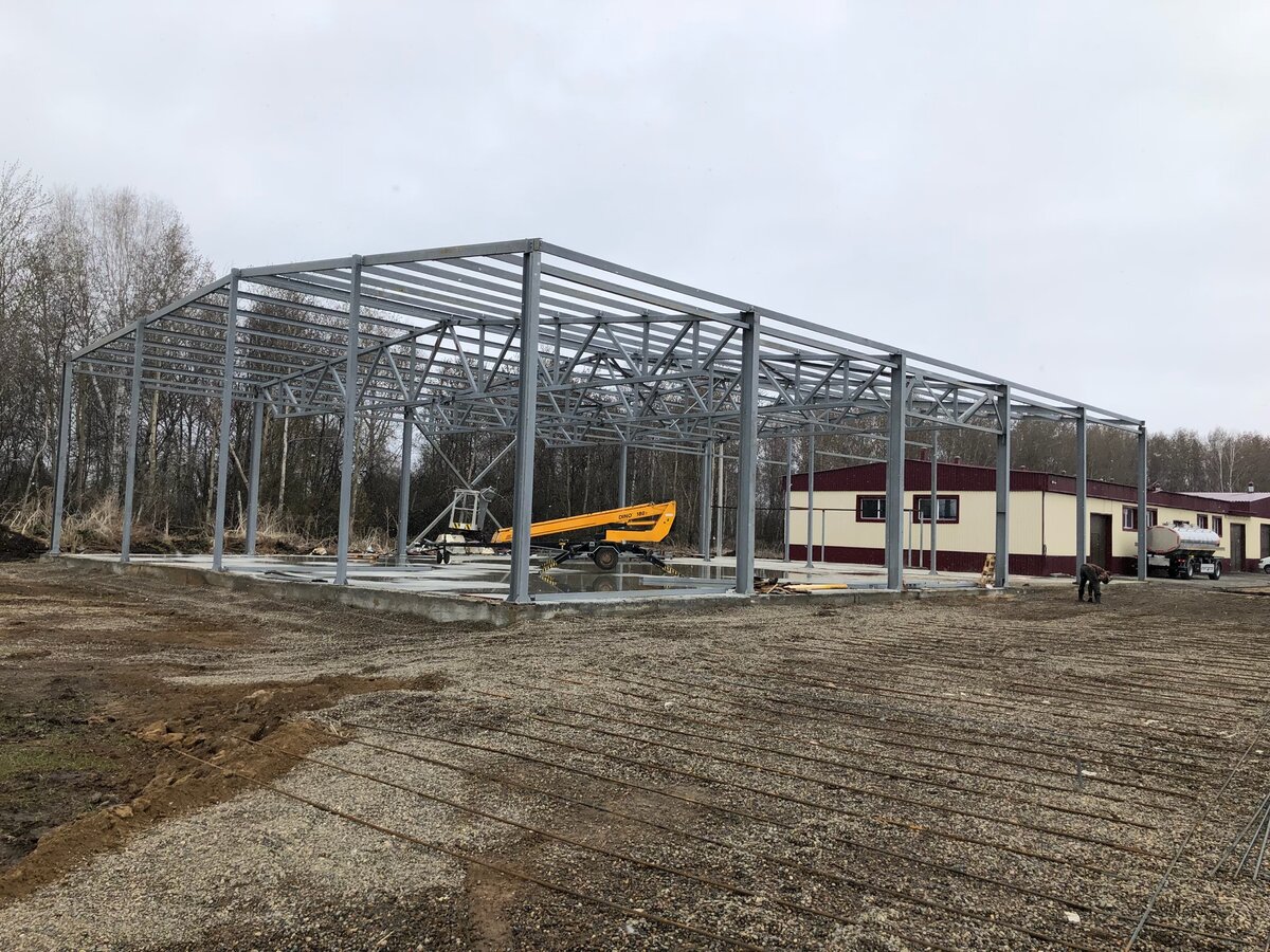 Металлический каркас с кровлей ферменного типа