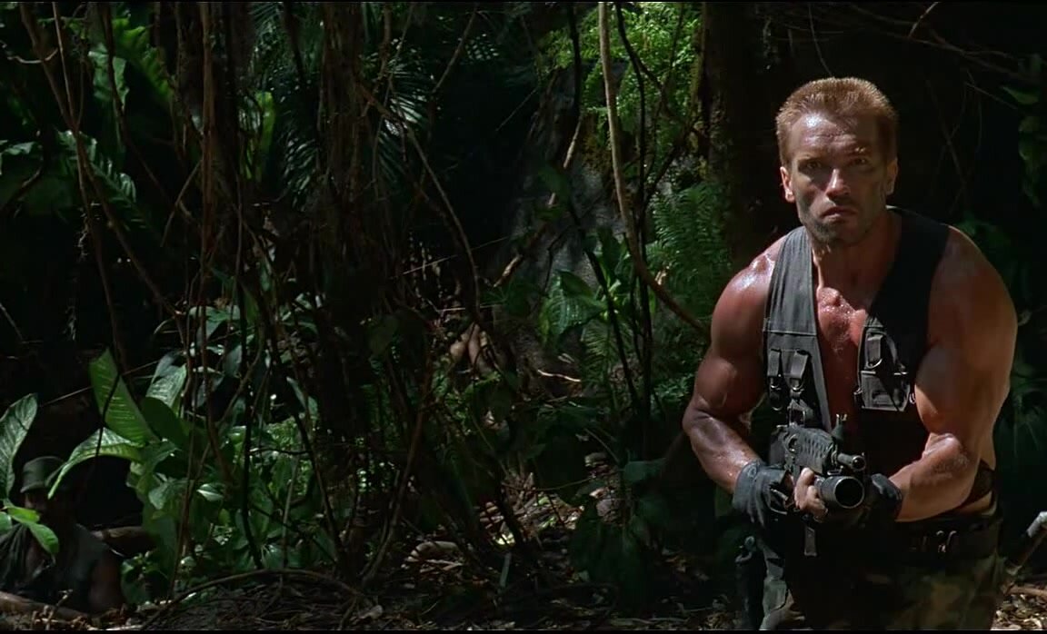 Кадр из фильма "Хищник" (1987). Датч (Арнольд Шварценеггер).