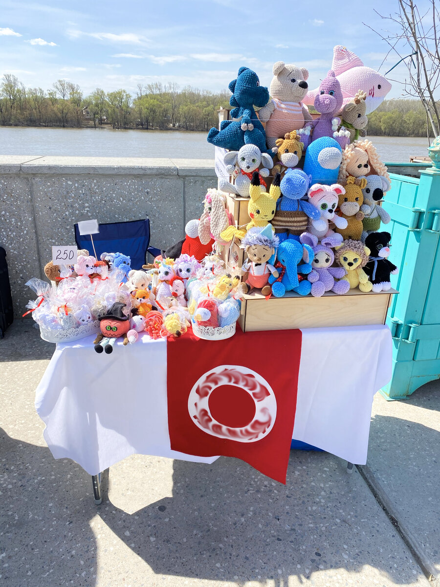 Был сильный ветер и игрушки пришлось привязывать к стойке 