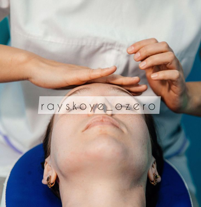 КОМУ СТОИТ ДЕЛАТЬ МАССАЖ ЛИЦА?⁣⁣⠀⁣⁣⠀Уделять время себе можно и нужно в любое время☀️⁣⁣⠀И в 20, и в 40, и в 60 лет массаж лица полезны для кожи и вашего эмоционального состояния😌⁣⁣⠀⁣⁣⠀Техника массажа направлена на проработку мышц лица, шеи и декольте😍⁣⁣⠀⁣⁣⠀Уже через 1 сеанс вы увидите изменения, а через 5:⁣⁣⠀🌟сформируется четкий овал лица⁣⁣⠀🌟уменьшатся морщины и заломы⁣⁣⠀🌟уйдёт отёчность⁣⁣⠀🌟улучшишься рельеф кожи⁣⁣⠀🌟исчезнет 2ой подбородок ⁣⁣⠀⁣⁣⠀Поверьте, вас порадует отражение в зеркале и комплименты от окружающих🥰⁣⁣⠀⁣⁣⠀Запись в директ📩, тел.8-918-956-56-17 ☎️