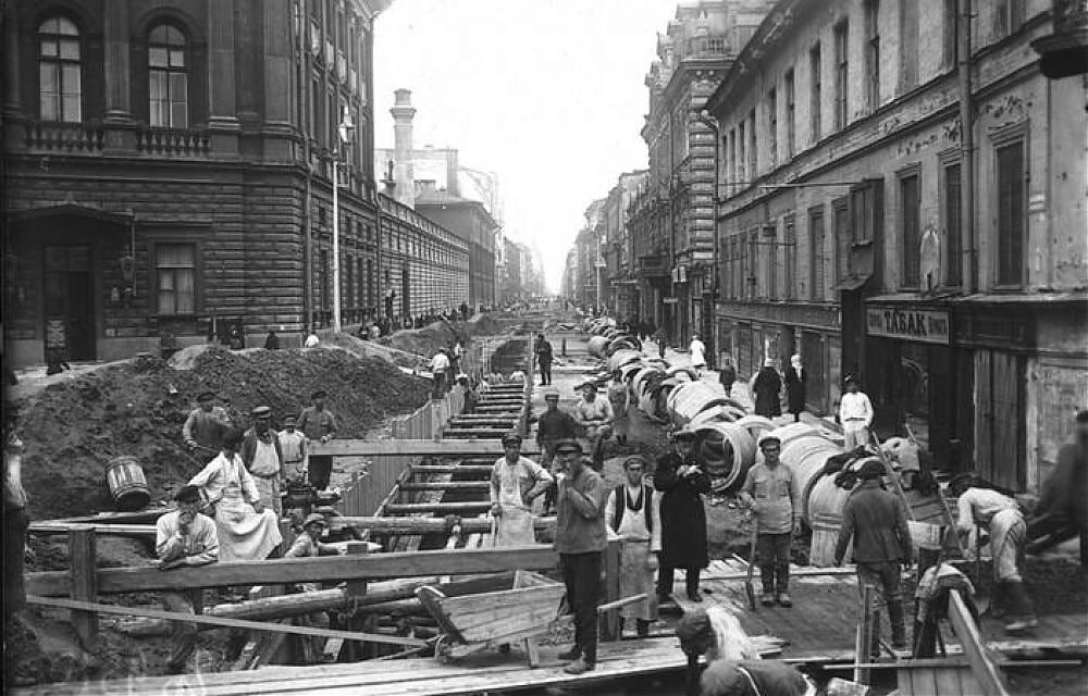 Строительство канализации в Санкт-Петербурге, Вознесенский проспект, 1924 год - по левую руку виден угол здания Мариинского дворца, сохранившегося в таком же виде до сих пор