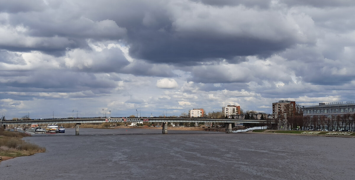 Мост Александра Невского, соединяющий Торговую и Софийскую стороны Новгорода