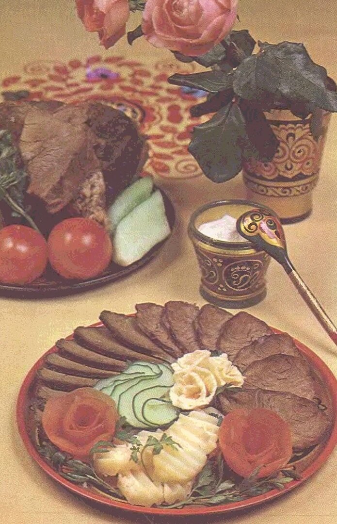 Традиционное башкирское блюдо казы в разрезанном виде.