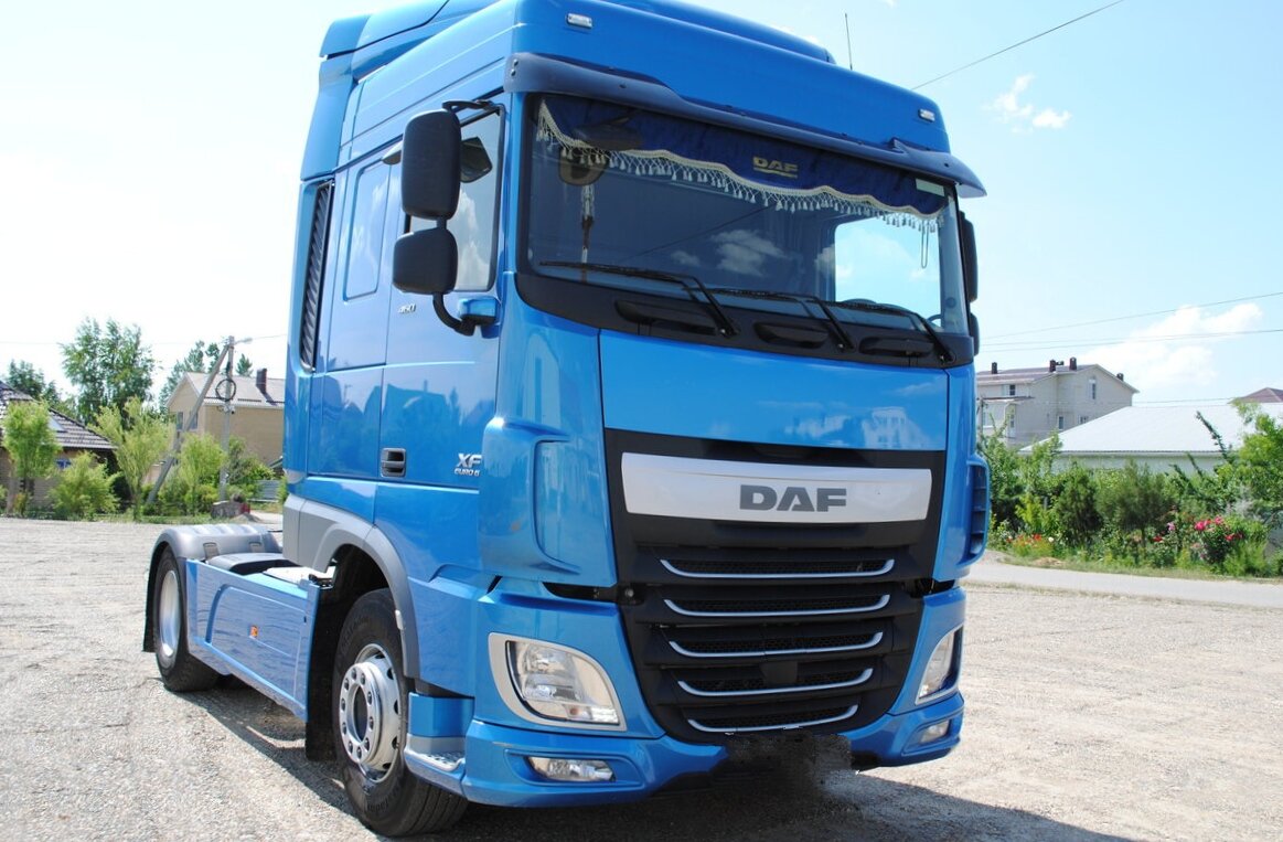 Именно о таком цвете мечтал Сан Саныч. Только модель другая - это DAF XF 106, а он искал DAF XF 105. Фото для иллюстрации с сайта auto.ru, обработано автором