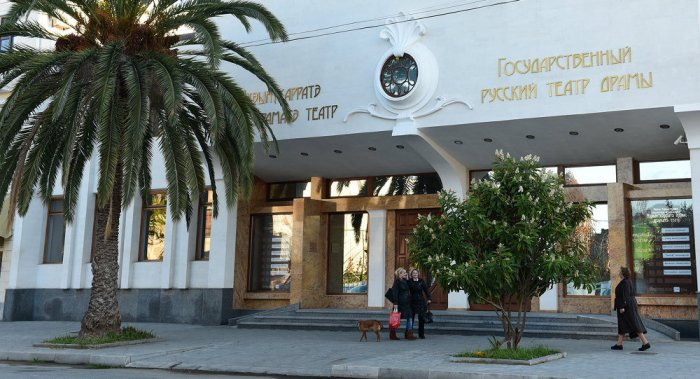 На сегодняшний день в репертуаре 17 спектаклей по произведениям Льва Толстого, Александра Островского, Николая Гоголя, Федора Достоевского, Александра Володина, Фазиля Искандера, Фридриха Дюрренматта, Артура Миллера, Карло Гольдони, Мольера, Еврипида.