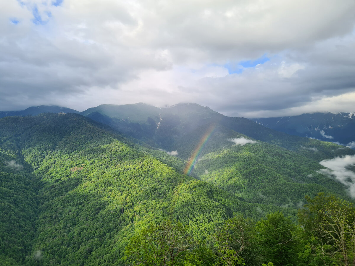 Вид с балкона номера, я часами мог сидеть и залипать как облака пробегают над горами. Величественный вид.
