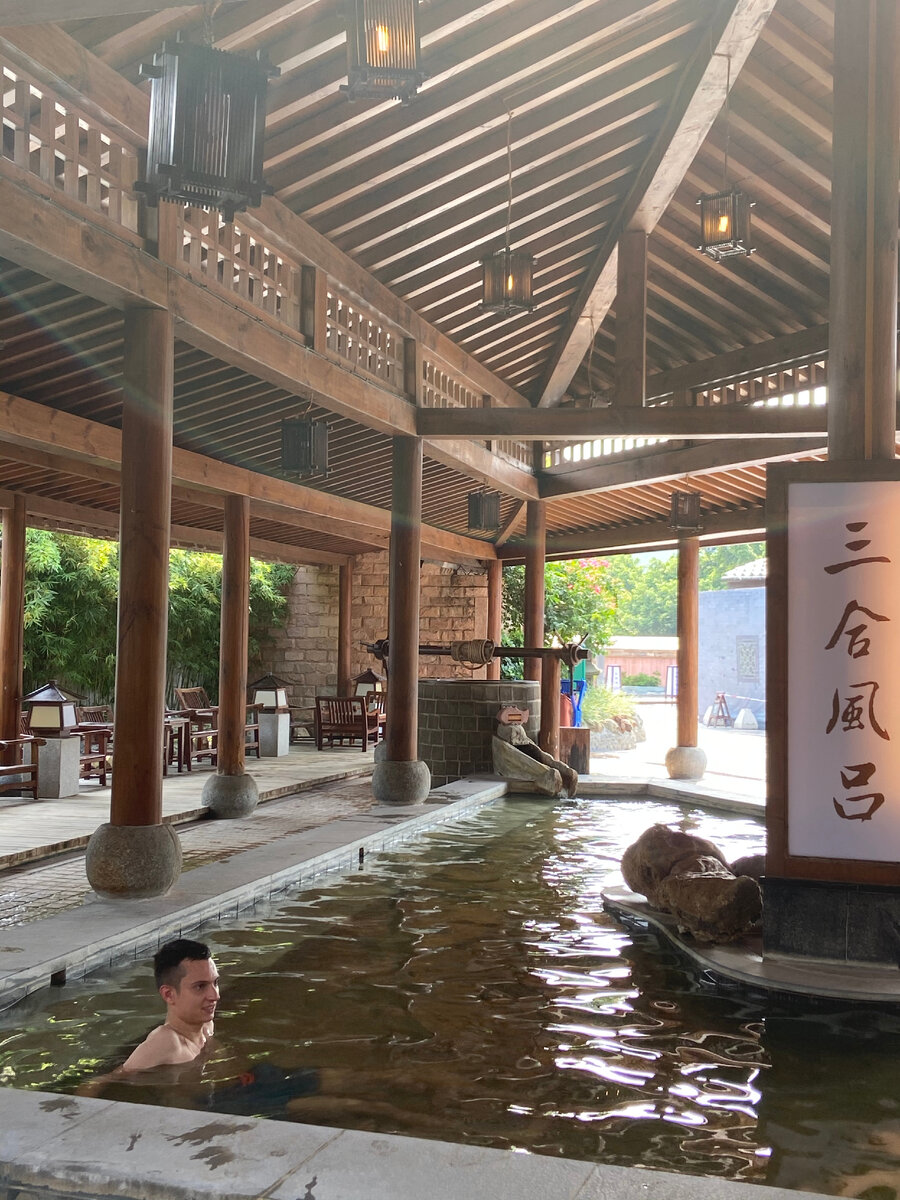 На территории комплекса много разных бассейнов, но фотографировал я не все