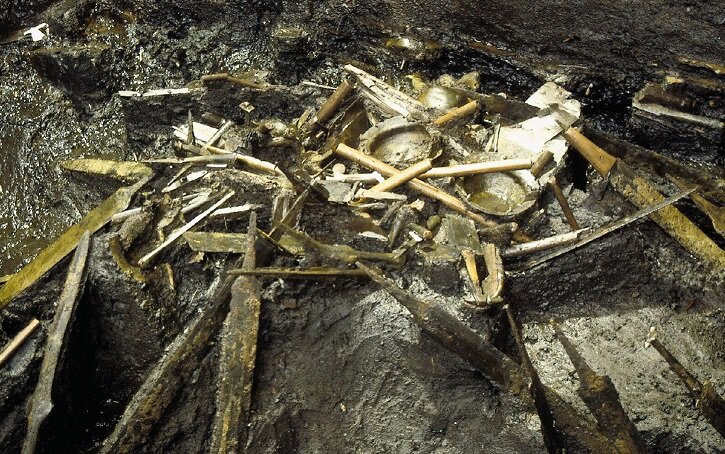 Артефакты, обнаруженные во время раскопок. Обратите внимание на мечи и умбоны для щитов.