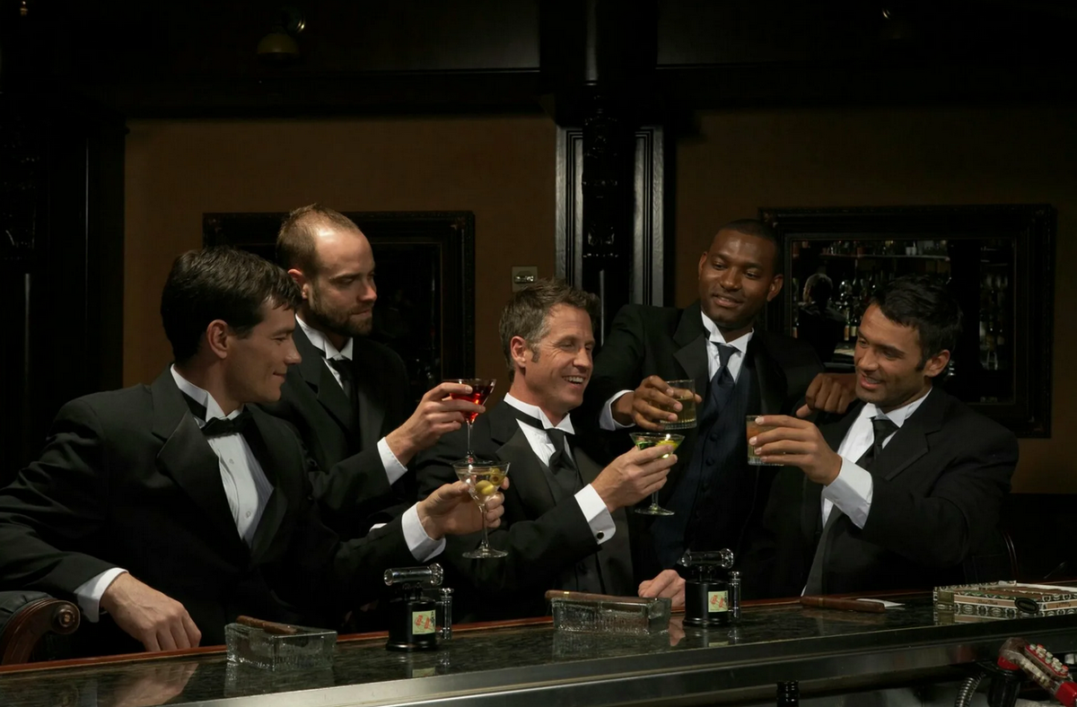Элитный клуб джентльменов. Джентльмены в баре. Джентльмены за столом. Элитная тусовка.