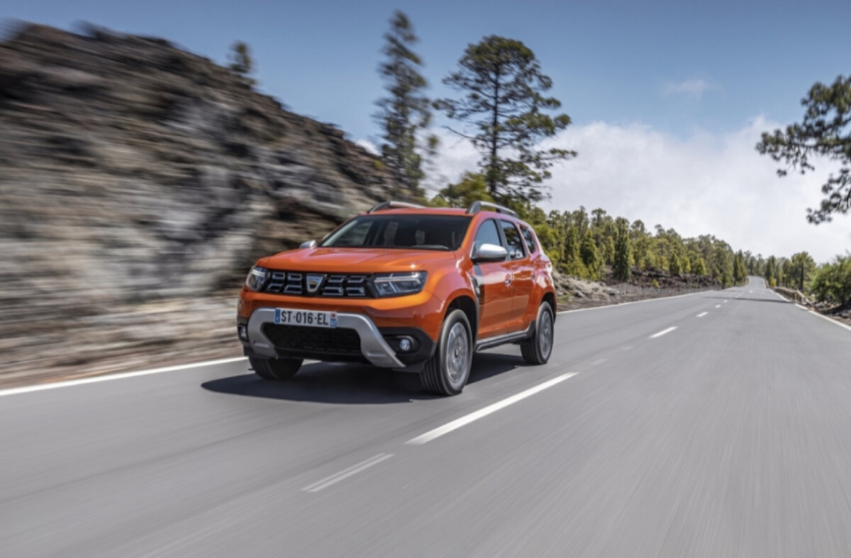 Dacia Duster сегодня является европейским лидером по продажам внедорожников  частным клиентам в своем сегменте.  Второе поколение, выпущенное в 2017 году, 
достигло точки обычного обзора в середине карьеры.

 Новый фейслифтинг Duster будет продаваться с сентября 2021 года в версиях 4 × 2 и 
4 × 4.  Ниже приведены выдержки из пресс-релиза Dacia по этой теме.
