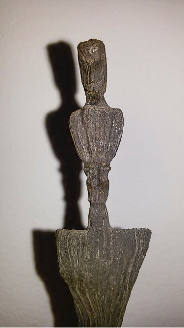 
Рис.1. Крис типа Саджен. Понаблюдайте
за положением человеческой фигуры,
сидящей на корточках, положив руки
на слегка наклоненные колени