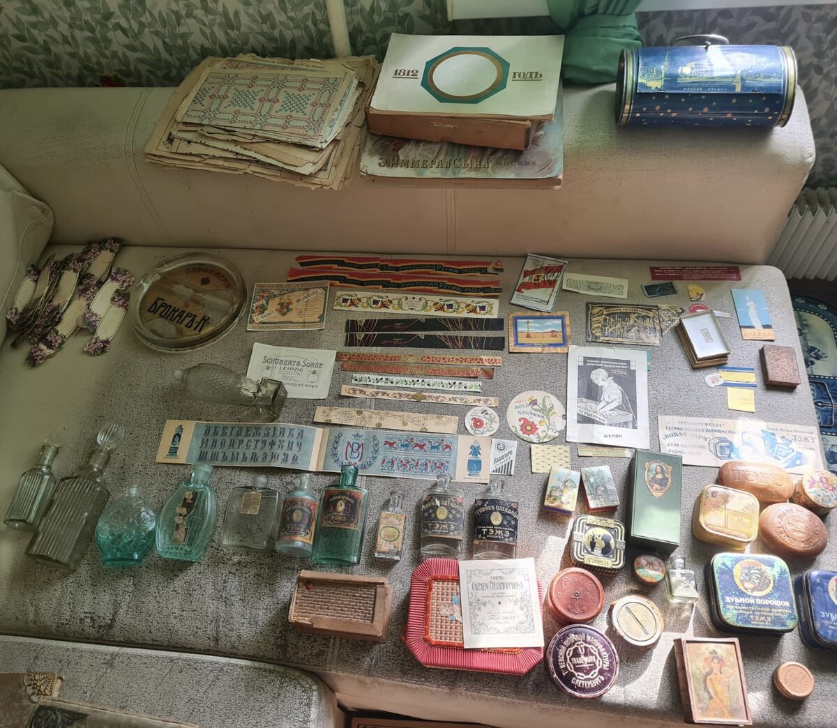 Продавец разложил товар перед купцами