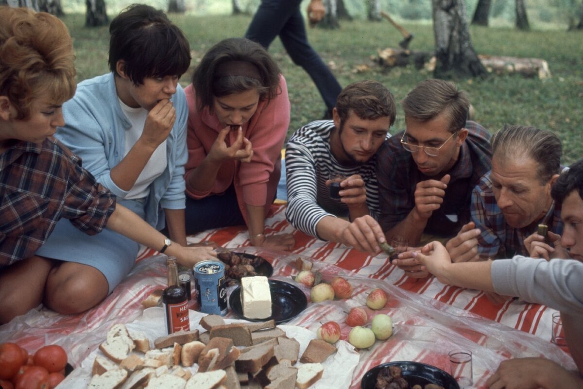 В СССР люди могли получать разные зарплаты, а жить одинаково. Почему так происходило? Потому что не на что было тратить деньги, кроме как на продукты, одежду и поездки.-3