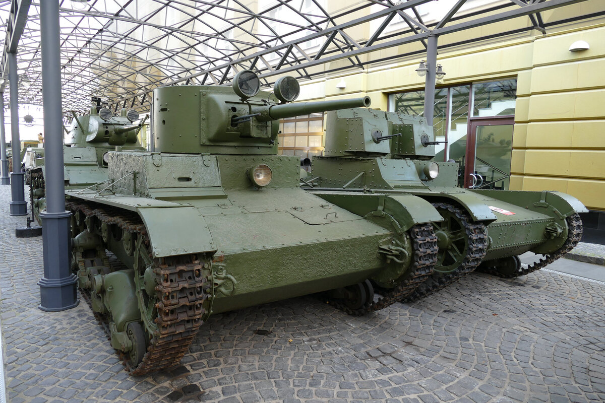 Линейка Т-26, которые восстановлены музейной мастерской. Один из этих танков стал участником лекции, которая проводилась ранее.